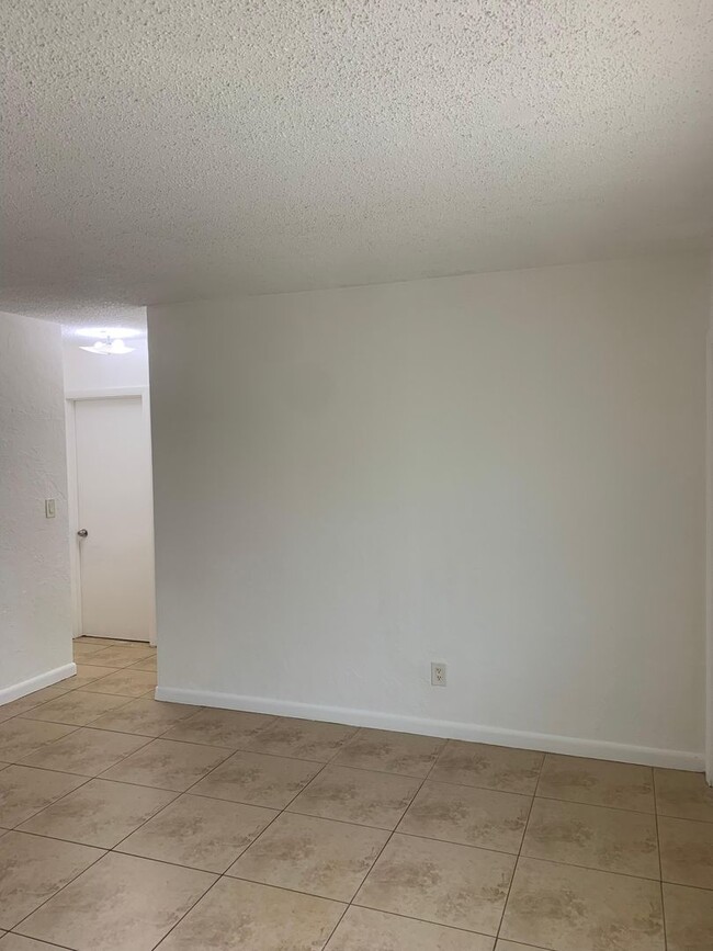 Building Photo - 2 Bedrooms in Hallandale Beach