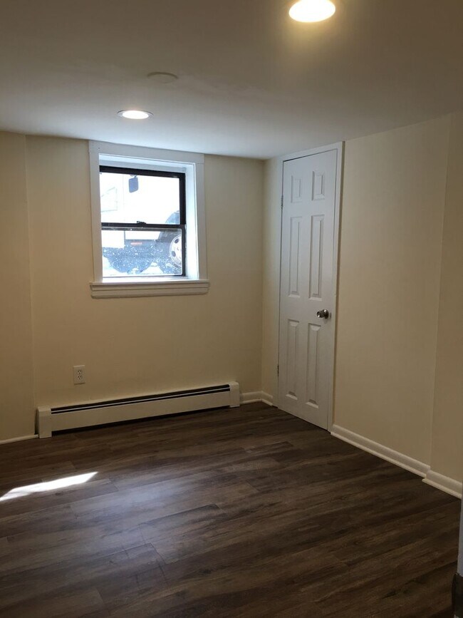 Building Photo - 684 N 5th St