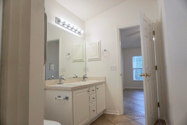 Building Photo - 3817 La Flor Dr
