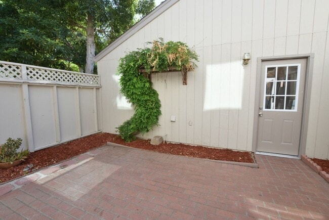 Building Photo - Beautiful 3 Bedroom 2.5 Bath End Unit Town...