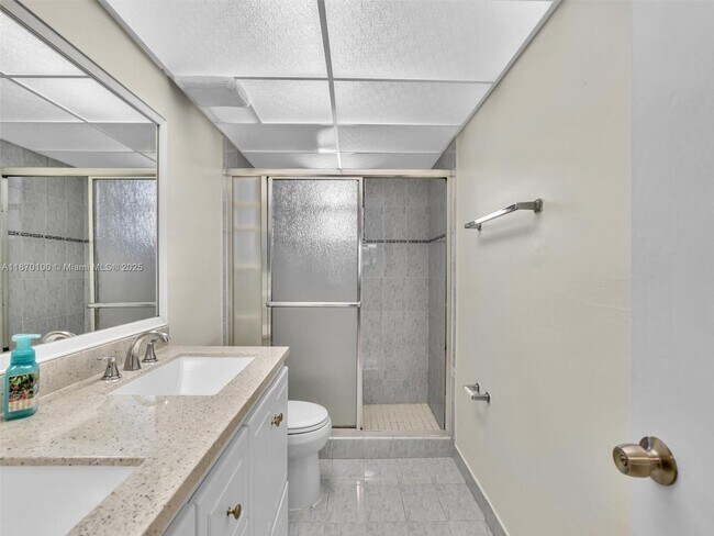 Building Photo - 9367 Fontainebleau Blvd