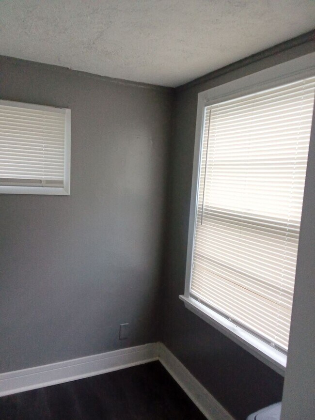 Building Photo - Spacious Lakeshore Living – 3-Bedroom Duplex with Charm & Convenience