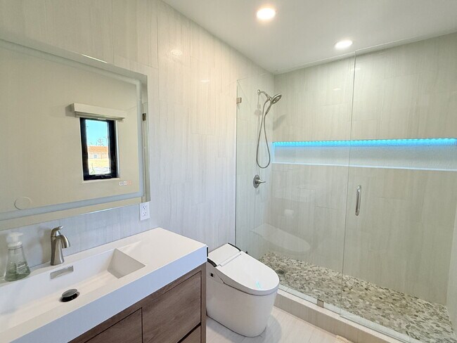 Building Photo - Experience Luxury at Windansea Beach: with...