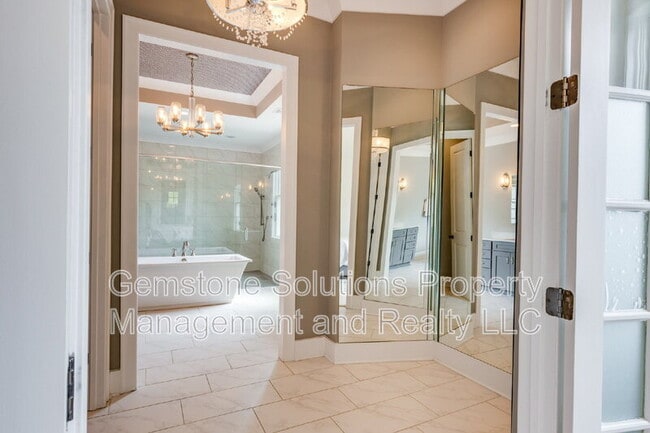 Building Photo - 1806 Burland Cres