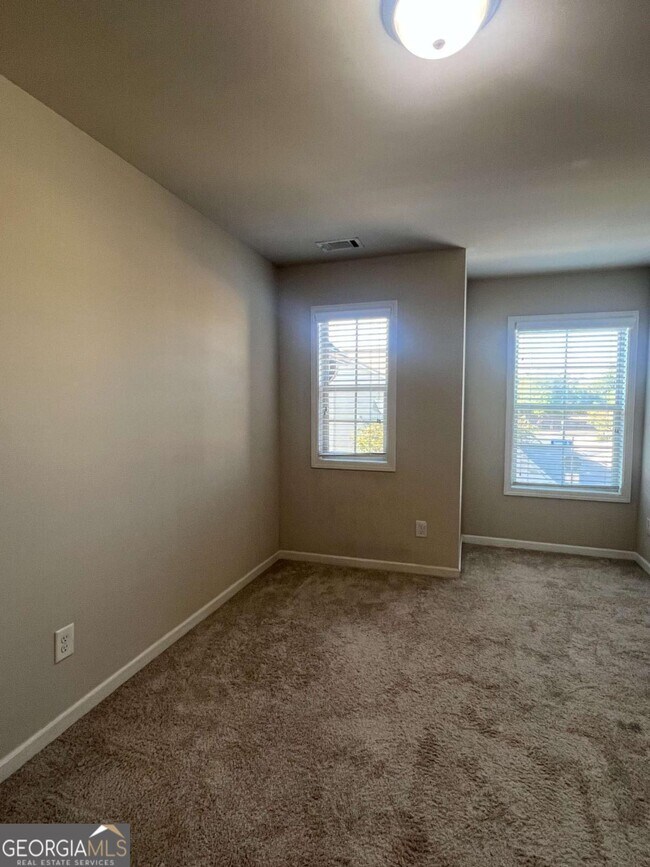 Building Photo - 225 Holdings Dr