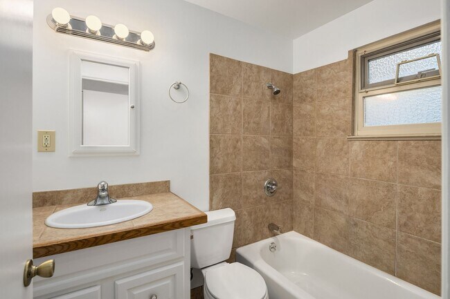 Building Photo - *2 Weeks of Free Rent Promotion!* BEAUTIFU...