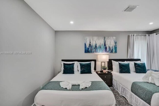 Building Photo - 1321 S 16th Ave