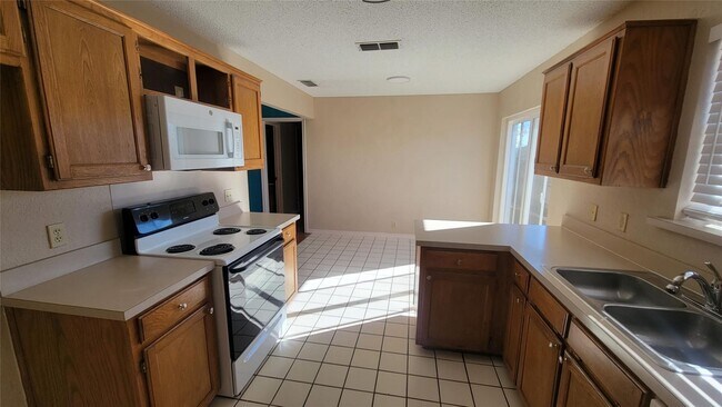 Building Photo - Discover this inviting 3 bedroom, 2 bathroom rental nestled in Cleburne, Texas, offering a spacio...