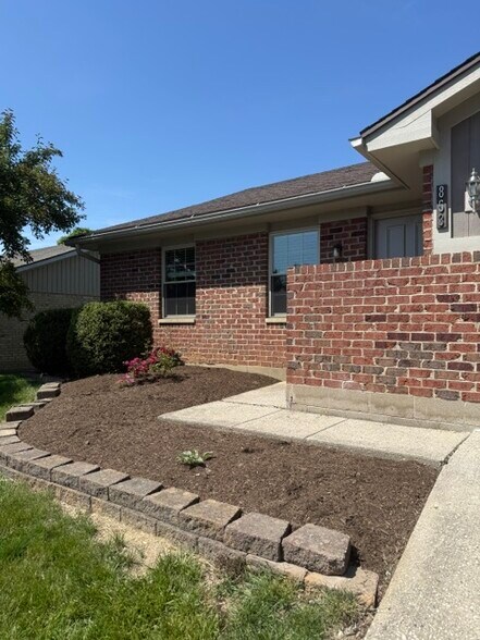 Building Photo - 853 Peach Hill Dr
