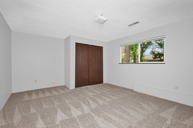 Building Photo - 4 Bedroom 3 Bath Split Level Kirkland