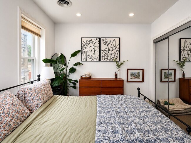 Building Photo - Renovated 2 Bedroom Apartment in Squirrel Hill, Philadelphia, PA | In-Unit Laundry, Central Air &...
