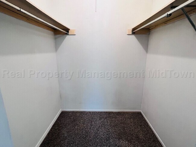 Building Photo - Charming 2 bedroom 1-bathroom Duplex unit features a prime location