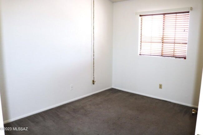 Building Photo - Nestled in a convenient NW neighborhood