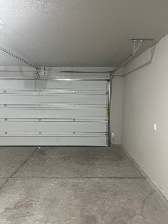 Building Photo - Beautiful Like New 4 Bedroom 3 Bathroom ho...