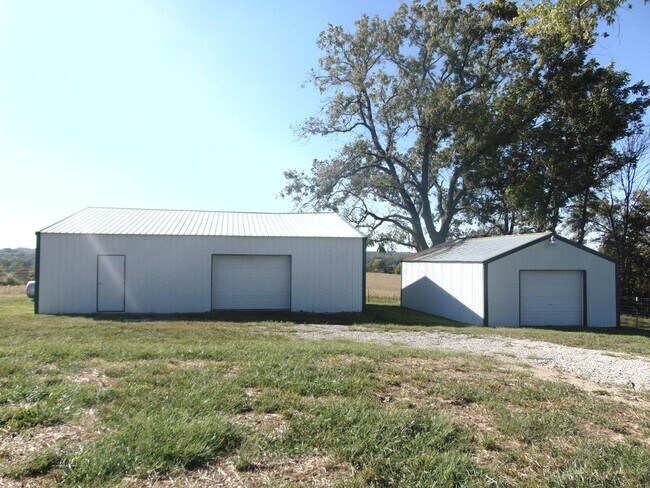 Building Photo - Fayette Family Farm House!