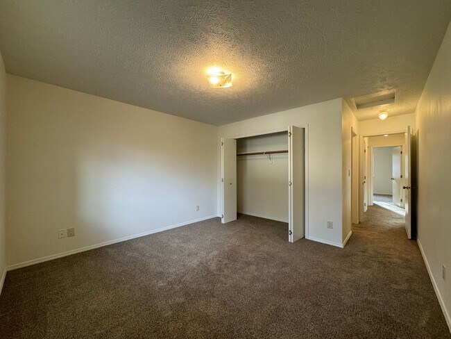 Building Photo - Delightful 2 Bed, 2 Bath Duplex near River...