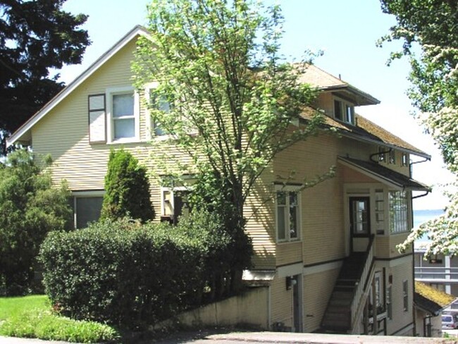 Building Photo - 3 Bed 1 Bath Unit in lower level of Victor...