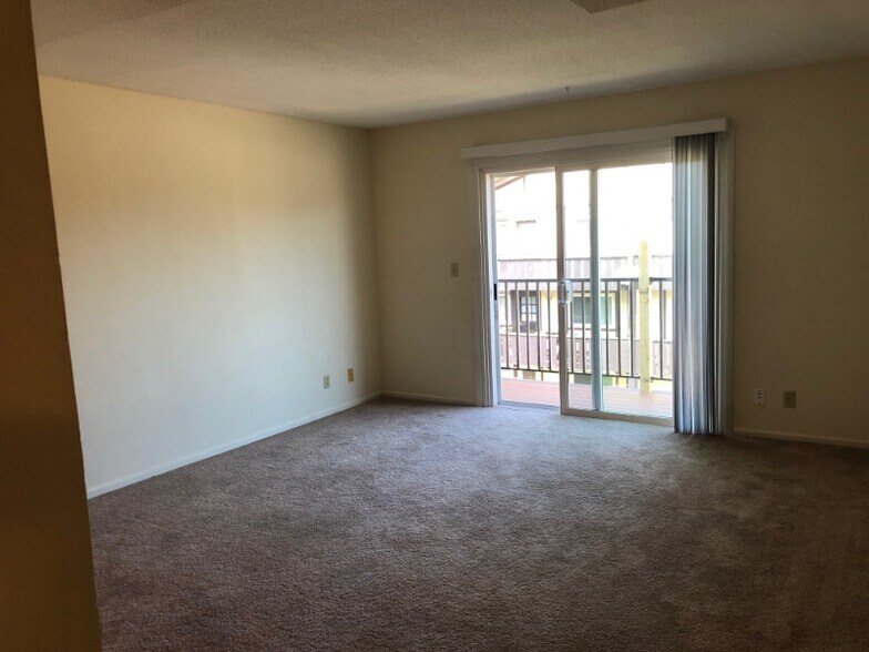 Building Photo - 2017 NW Hickory Ln