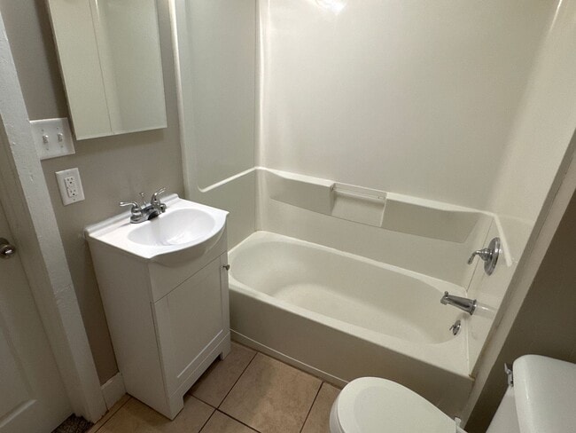 Building Photo - 2 Bedroom 1 Bath House $825! Adorable!