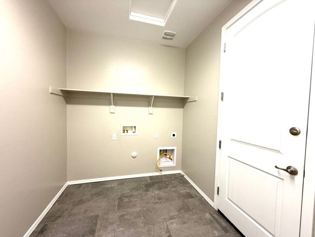 Building Photo - Beautiful 3-Bedroom Home for Rent in Saddl...
