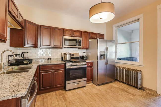 Building Photo - 1506 W Thome Ave