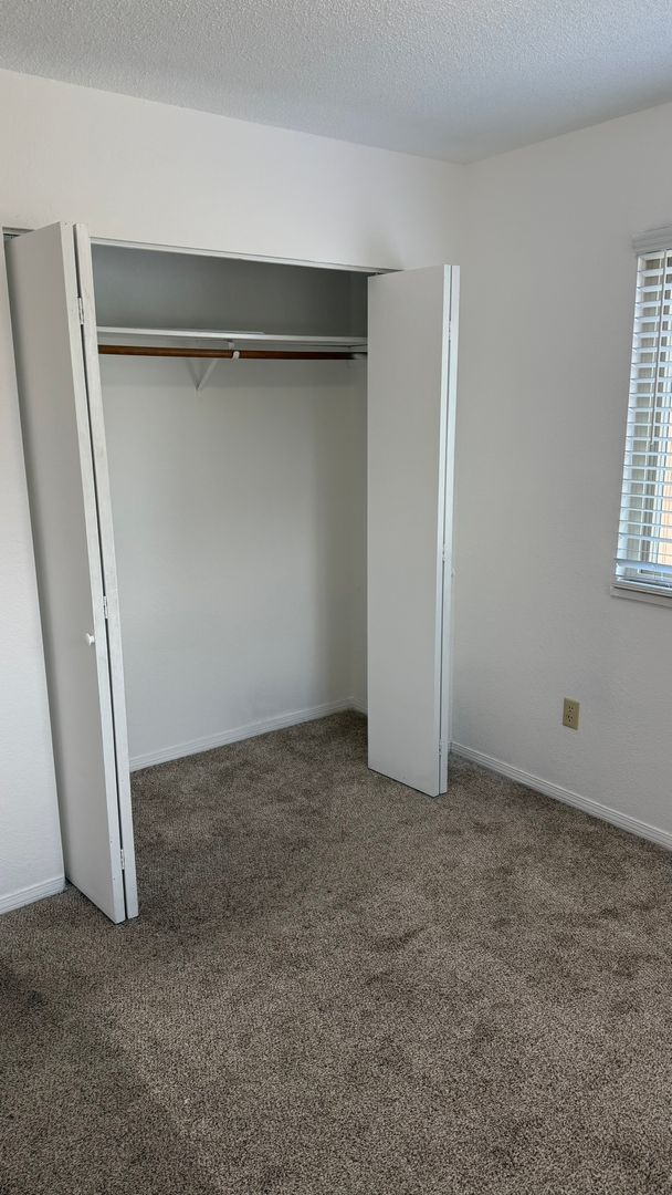 Building Photo - 3 Bed 2 1/4 Bath Townhome