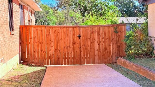 Building Photo - 1560 Danube Dr