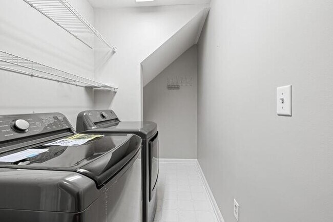 Building Photo - House 4 Beds 2 Baths