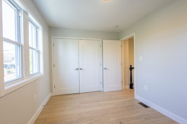 Building Photo - Beautiful 3 BR/3 BA Townhome in Brentwood!