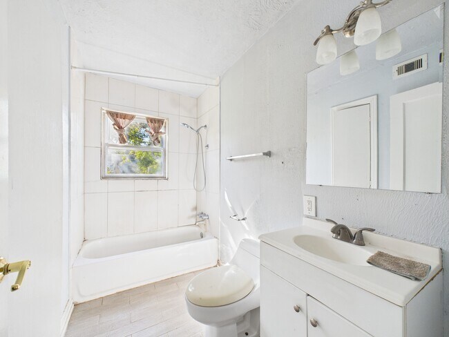 Building Photo - 3814 Luca St