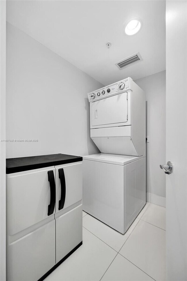 Building Photo - 2950 NE 188th St