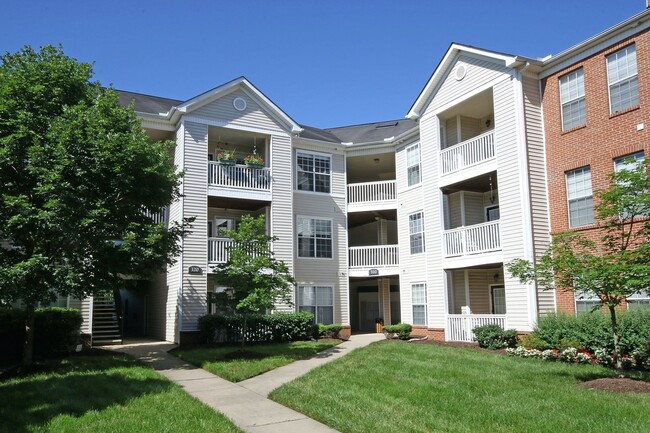 Primary Photo - Spacious Lower-Level Riverbend Condo (Appl...