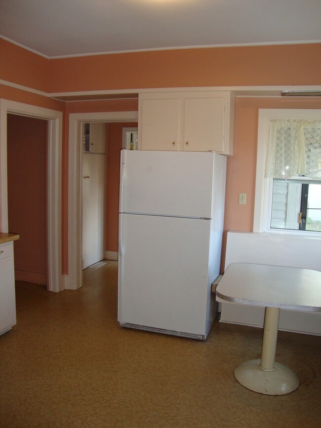 Building Photo - Walking Distance to St. Mary's Hospital an...
