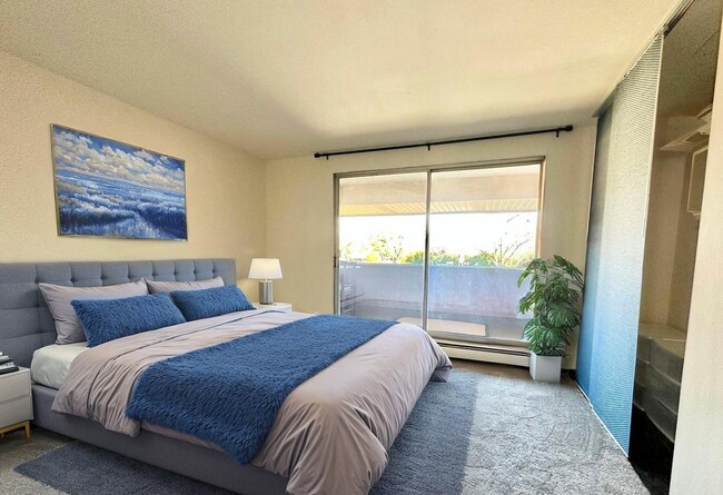 Building Photo - Rare rental opportunity conveniently locat...