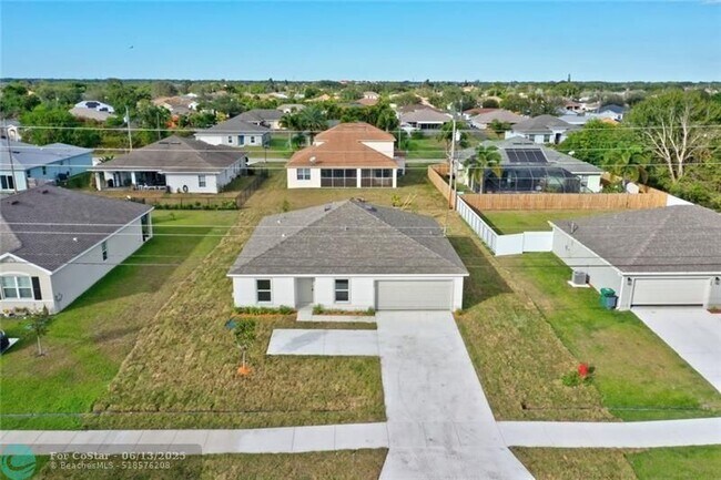 Building Photo - 555 SW Paar Dr