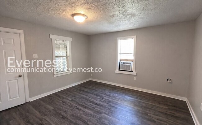 Building Photo - 2 Bed/1 Bath Home with Off-Street Parking / Vouchers Accepted / Available Now!