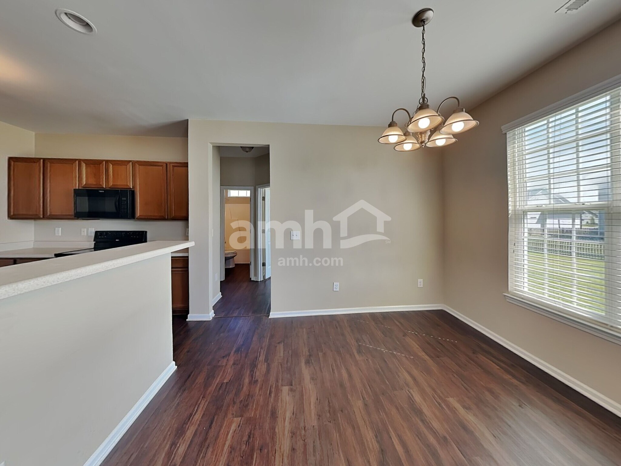 Building Photo - 98 Jade St