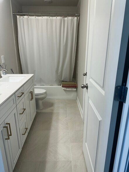 Building Photo - 805 Mackay Crk