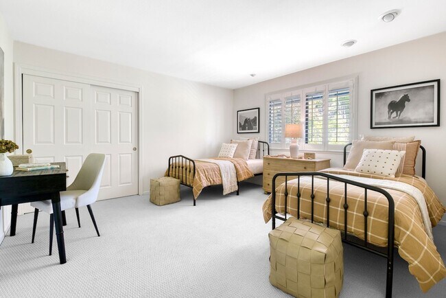 Building Photo - 8 Racquet Ct