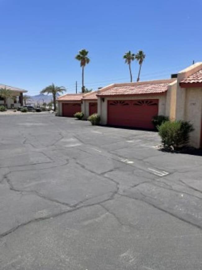 Building Photo - Move in ready.  Call for a showing. (928) ...