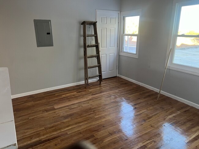 Building Photo - 10 Farley Ave