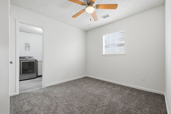 Building Photo - 3BR w/ IDEAL location near Hurlburt Field!!