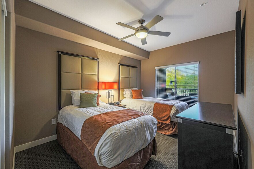 Building Photo - 5450 E Deer Valley Dr