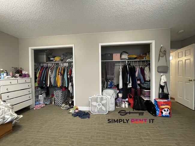 Building Photo - Large 3 Bedroom On Campus! Free Parking, Aug 1