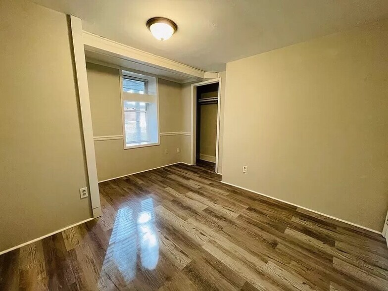 Building Photo - Room in Duplex on Heathcliff St