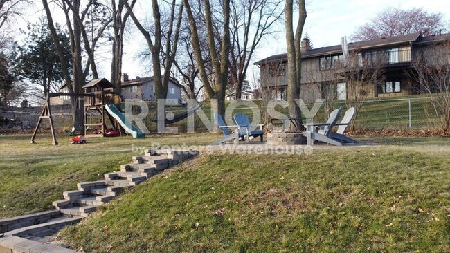 Building Photo - 5 Bedroom 3 Bathroom Single Family Home in Burnsville