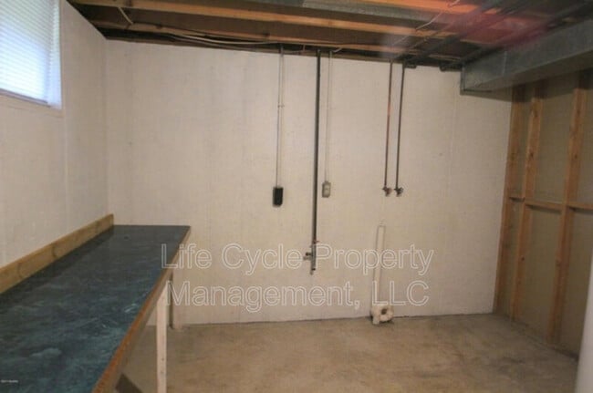 Building Photo - 922 Emerald Ave NE