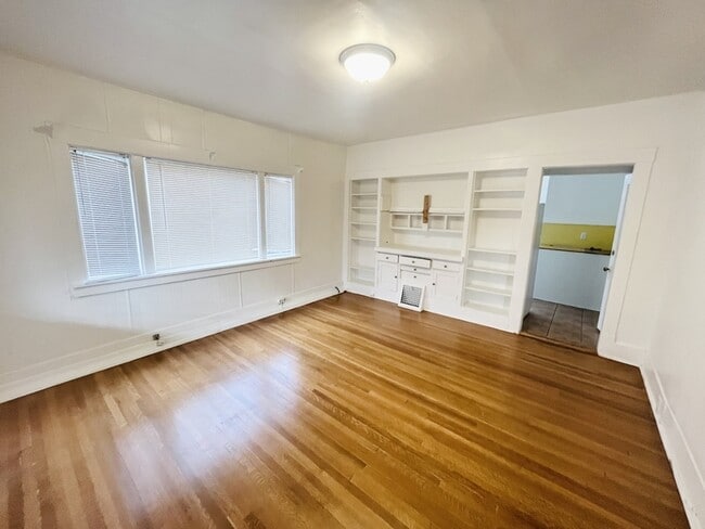 Building Photo - 925 E Wilson Ave