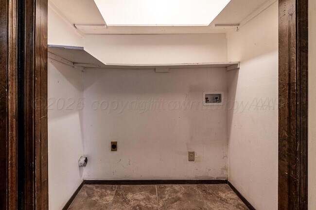 Building Photo - 5712 SW 48th Ave