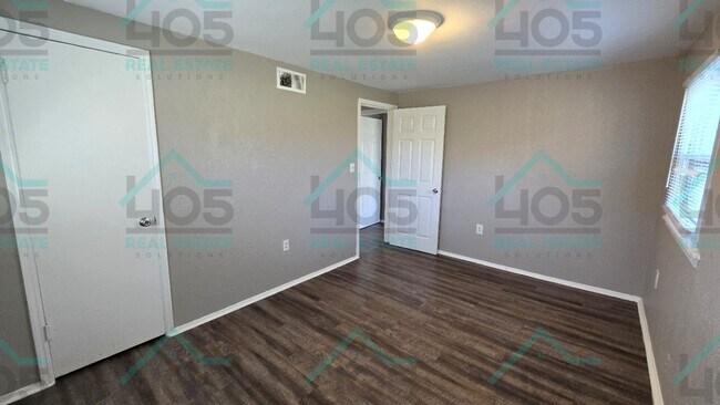 Building Photo - 3 Bedroom in MWC!